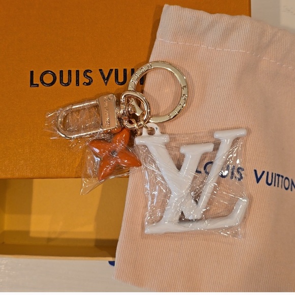 Louis Vuitton White and Gold Keychain (GWP) - Picture 1 of 4